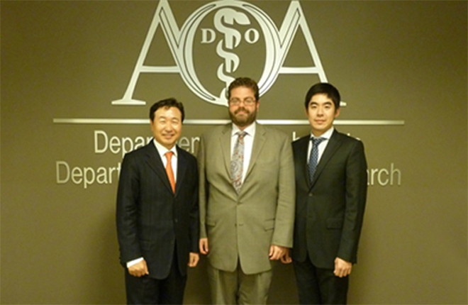 [신준식 회장(명예회장)과 커(Joshua Kerr) AOA 대외협력국장]