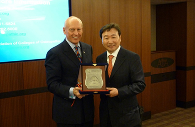 [크로스비 사무총장과 신준식 회장(현 명예회장)]